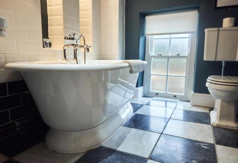 غرفة سوبيريور, The Brown S