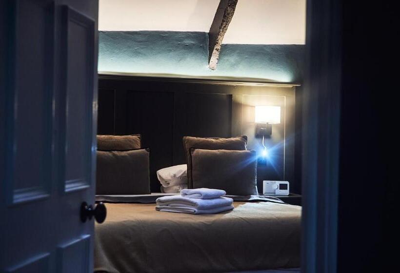 غرفة سوبيريور, The Brown S