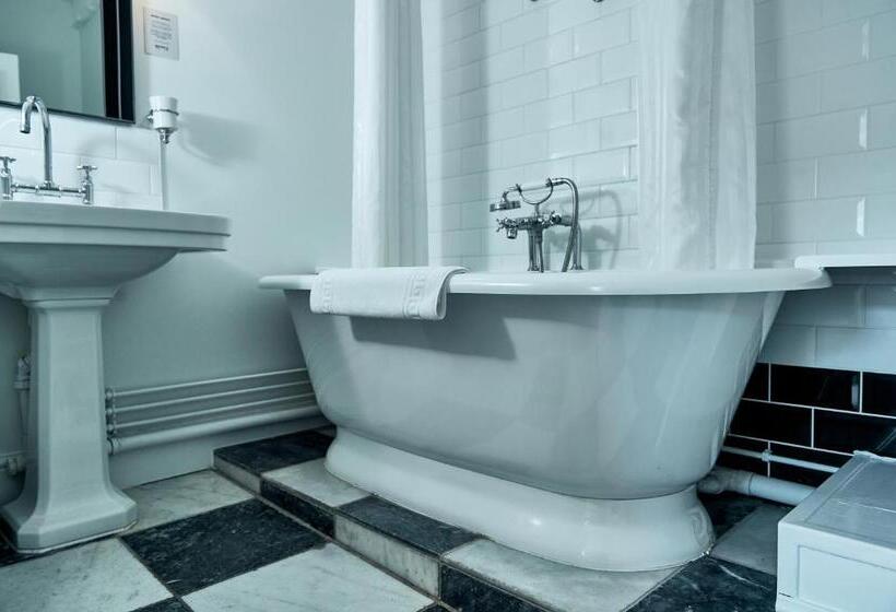 غرفة كلاسيكية, The Brown S