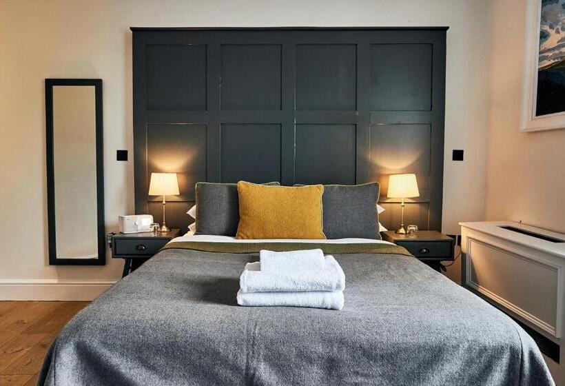 غرفة كلاسيكية, The Brown S