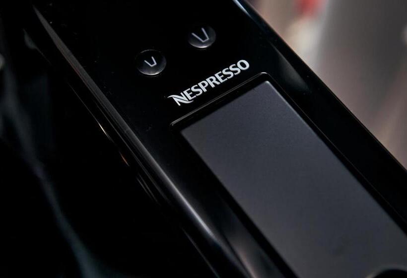 غرفة كلاسيكية, The Brown S