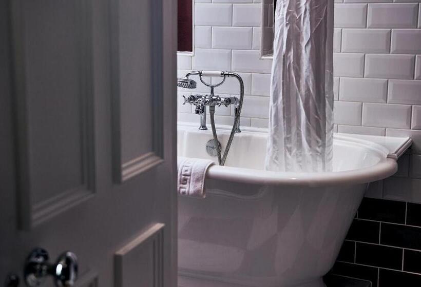 غرفة كلاسيكية, The Brown S