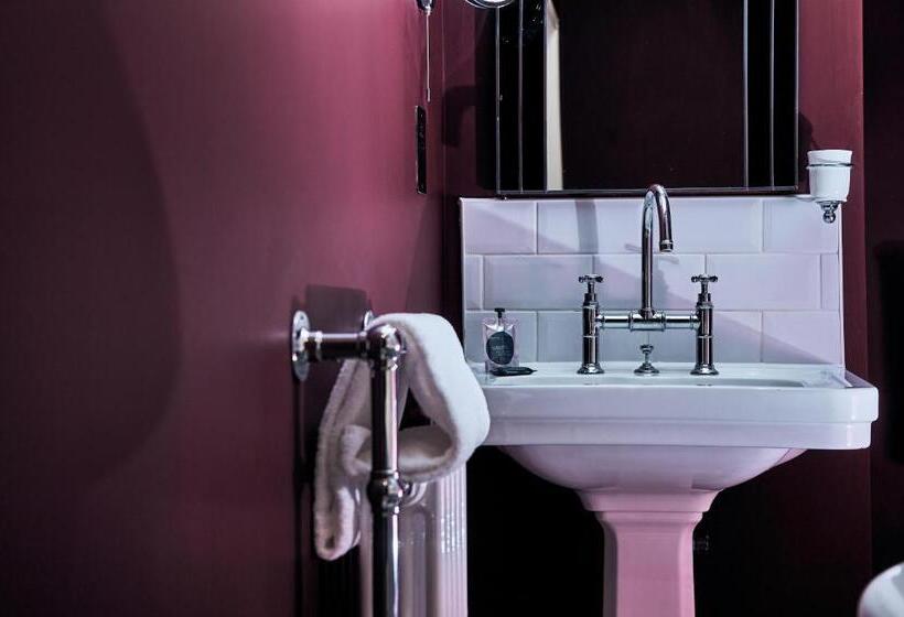 غرفة كلاسيكية, The Brown S