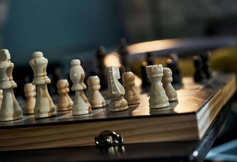 小型套房, The Brown S