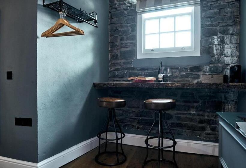 غرفة سوبيريور, The Brown S