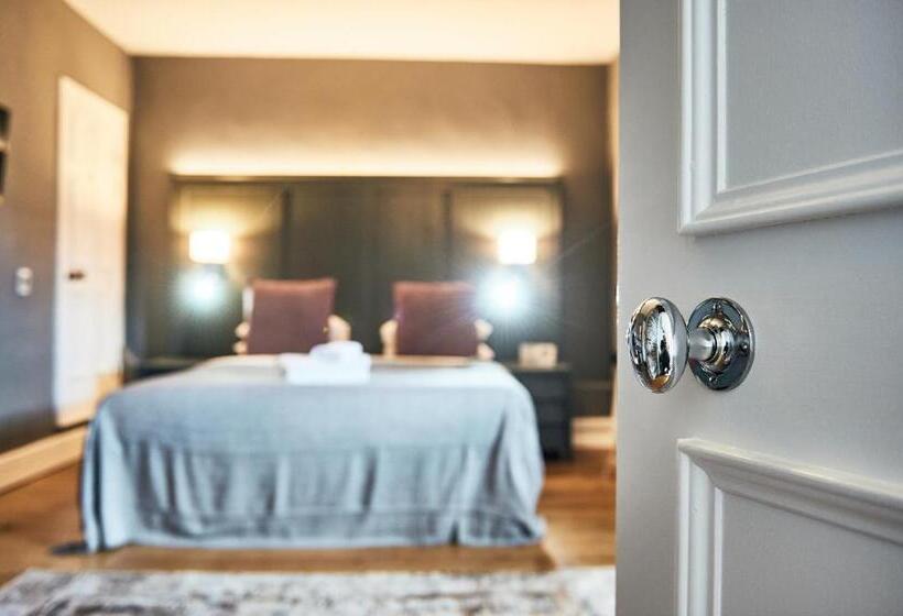 غرفة سوبيريور, The Brown S