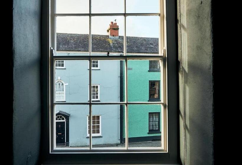 غرفة كلاسيكية, The Brown S