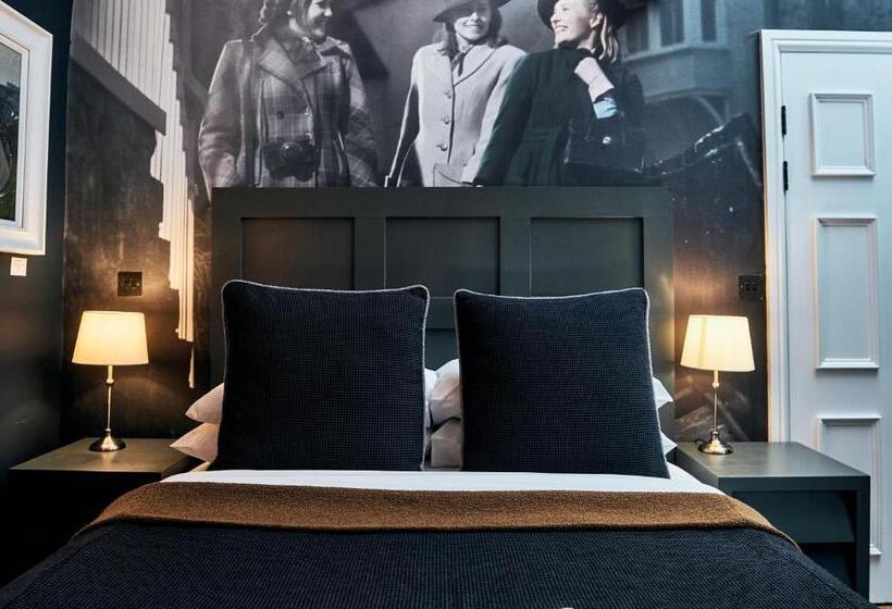 غرفة كلاسيكية, The Brown S