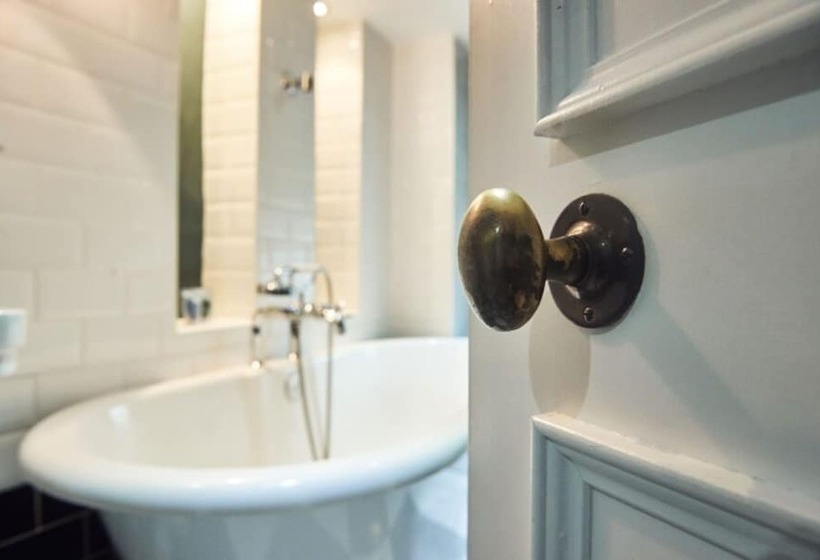 غرفة سوبيريور, The Brown S