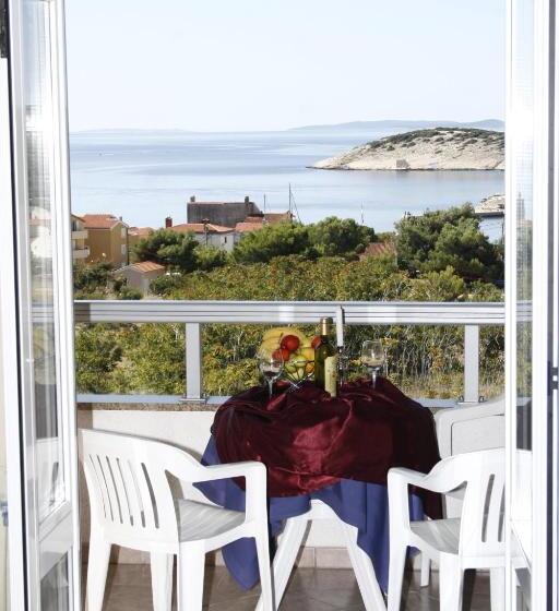 غرفة قياسية مزوَّدة بشُرفة, Zlatni Lav