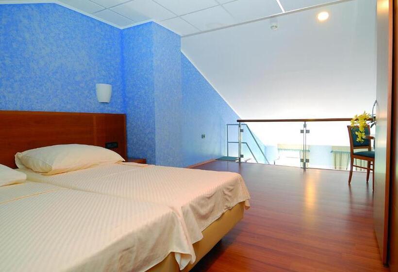 جناح دوبلكس, Zlatni Lav