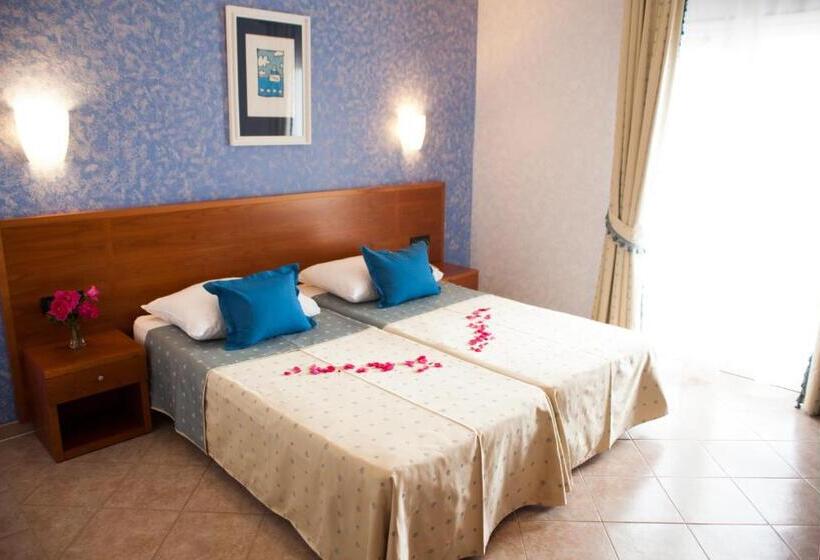 غرفة قياسية مزوَّدة بشُرفة, Zlatni Lav