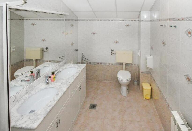 شقة ديلوكس 3 غرف نوم مطلة على البحر, Zlatni Lav