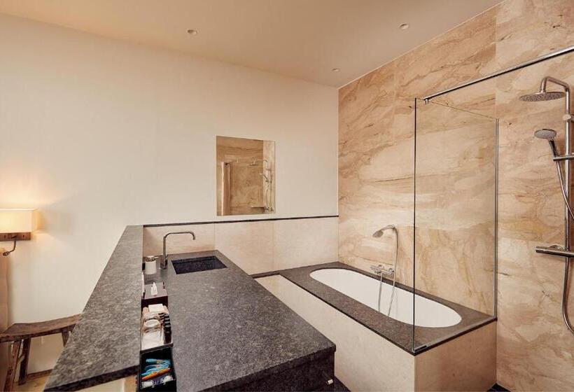 سوییت, Miss Blanche