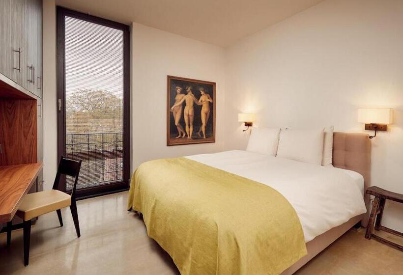 سوییت, Miss Blanche