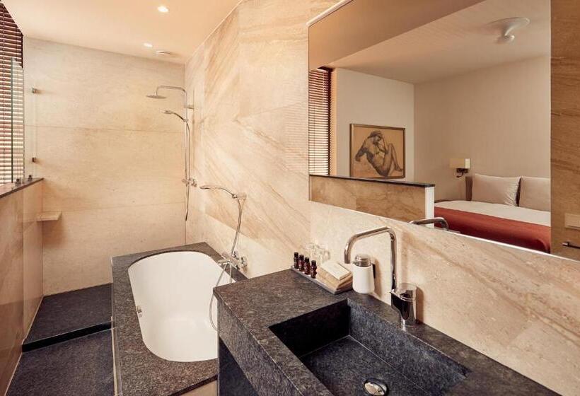 سوییت اجرایی, Miss Blanche