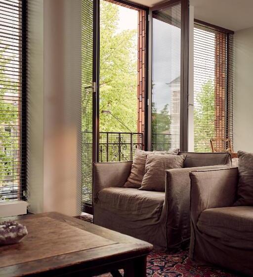 سوییت اجرایی, Miss Blanche