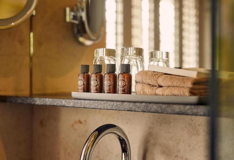 اتاق استاندارد, Miss Blanche