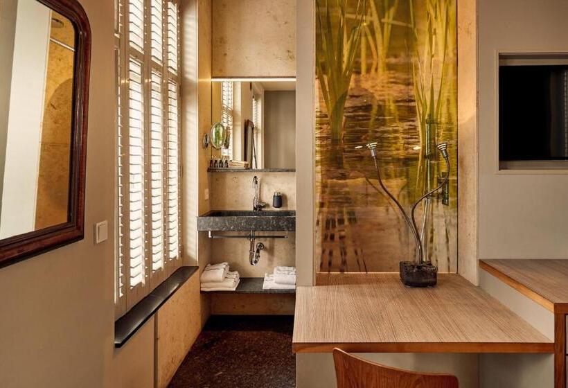 اتاق استاندارد, Miss Blanche