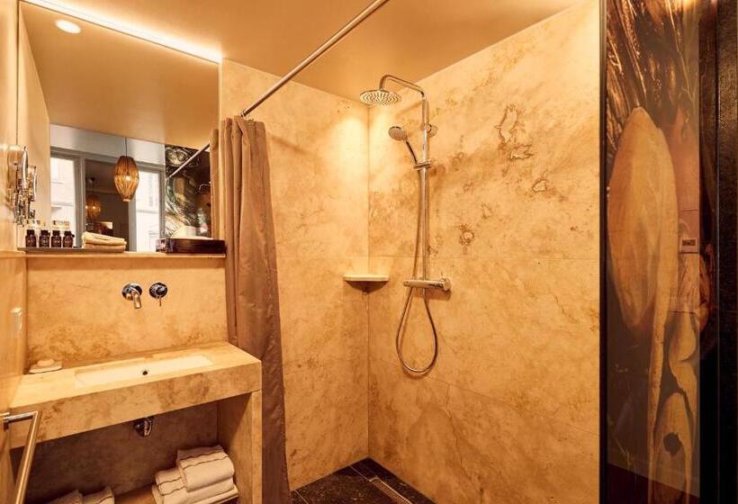 اتاق لوکس, Miss Blanche