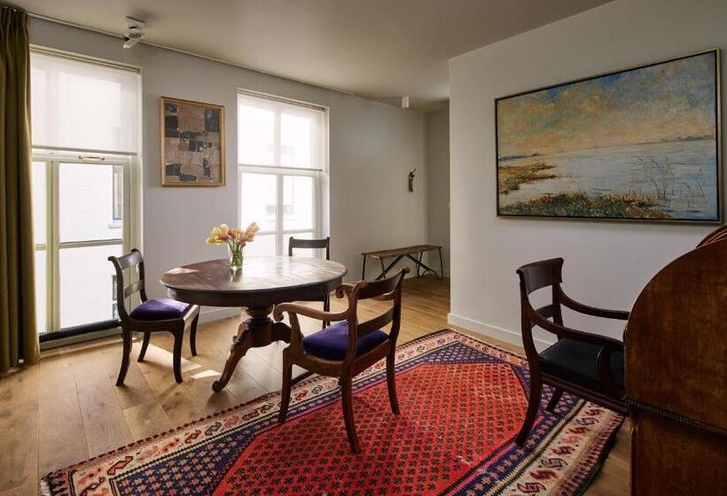 اتاق لوکس, Miss Blanche