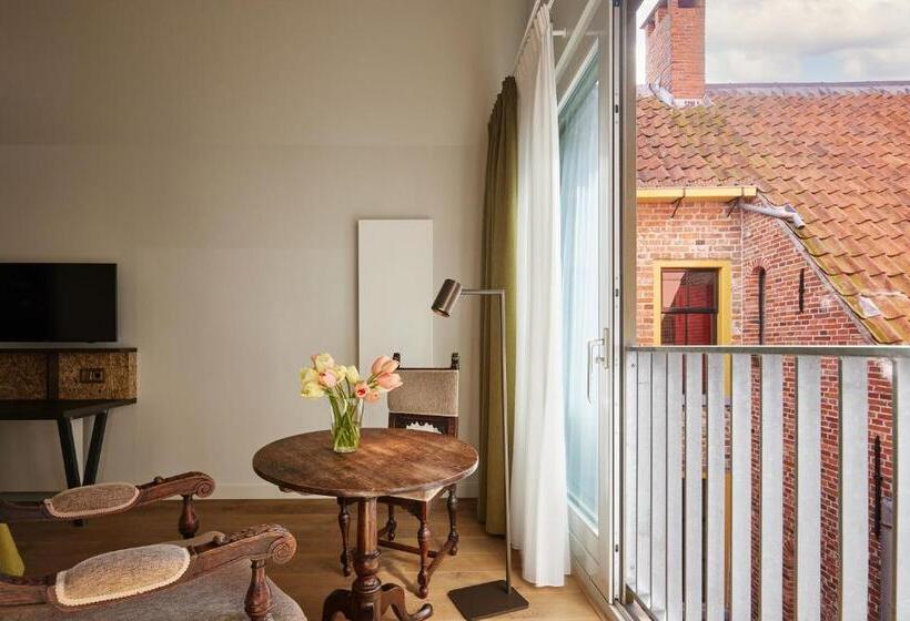 اتاق لوکس, Miss Blanche