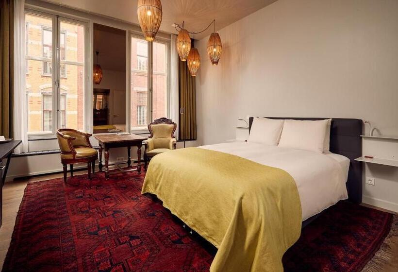 اتاق لوکس, Miss Blanche