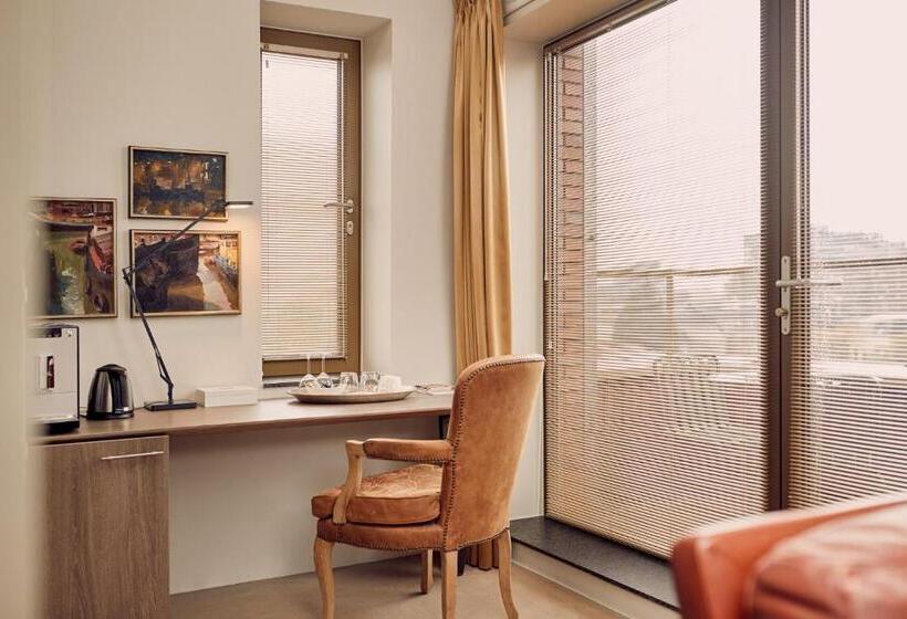 سوییت لوکس, Miss Blanche