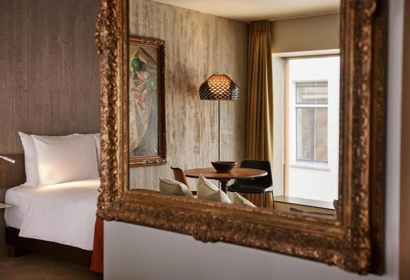 سوییت لوکس, Miss Blanche