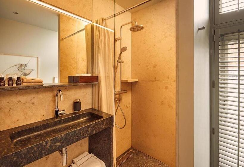 استودیوی استاندارد, Miss Blanche