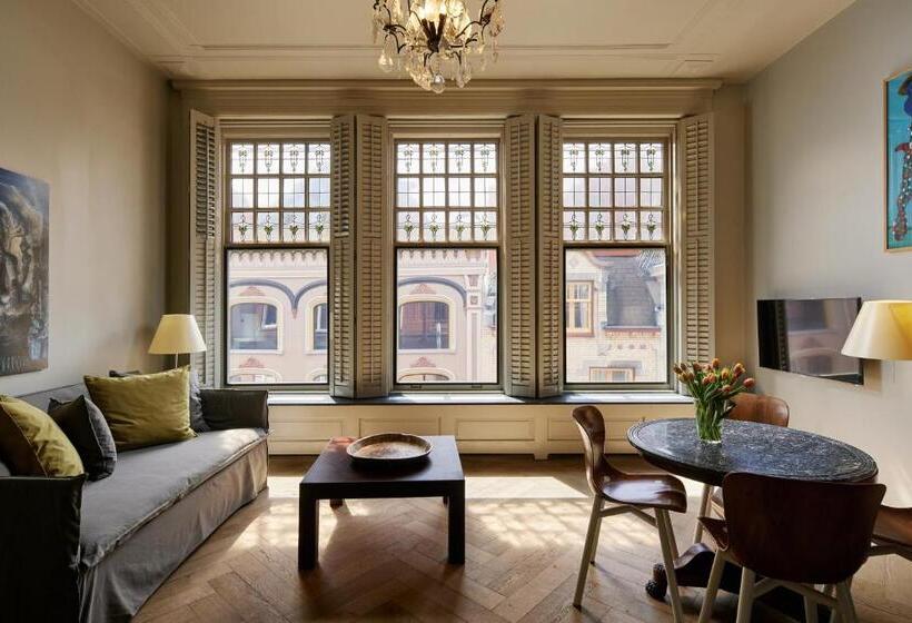 استودیوی استاندارد, Miss Blanche