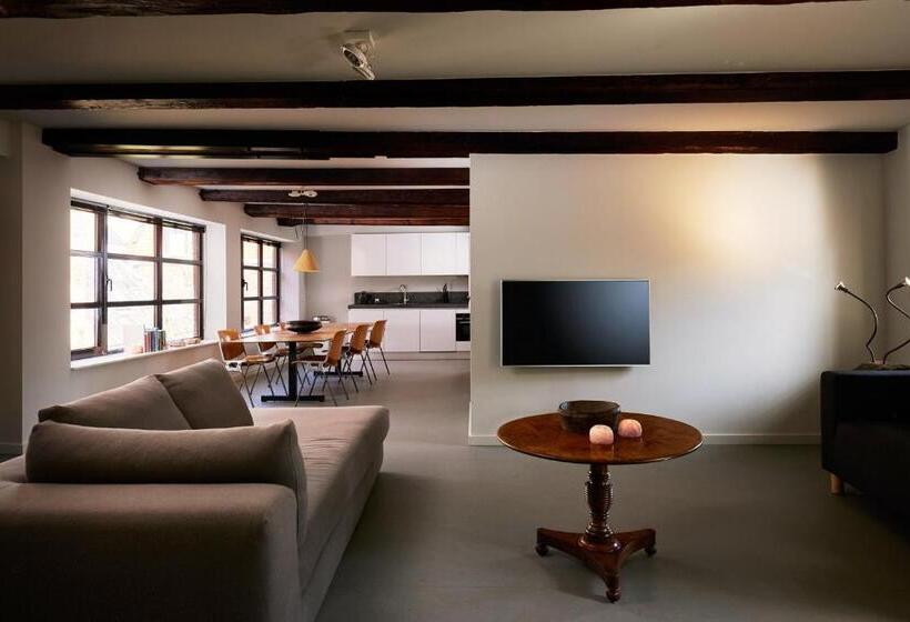 آپارتمان 2 خوابه, Miss Blanche