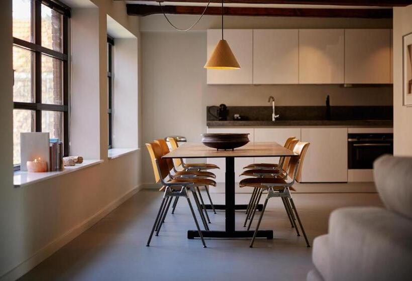 آپارتمان 2 خوابه, Miss Blanche