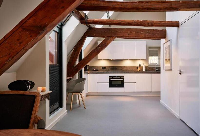 آپارتمان 1 خوابه, Miss Blanche