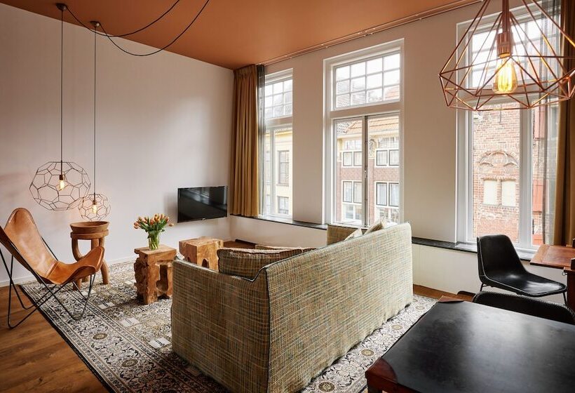 استودیوی استاندارد, Miss Blanche