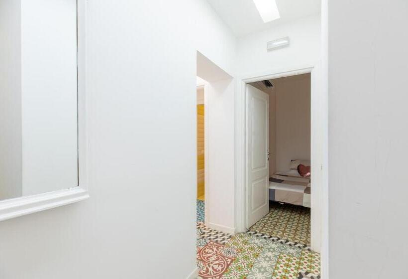 اتاق کلاسیک سه تخته, Colosseo Con Il Cuore