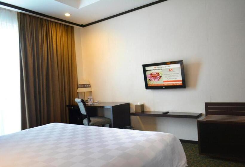 Номер Стандарт Вид на Бассейн, Swiss Belhotel Danum Palangkaraya