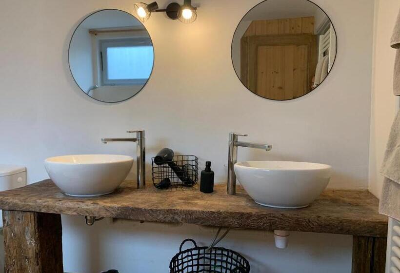 غرفة عائلية, L Ecole Des Demoiselles