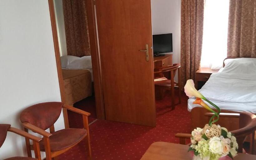 דירת חדר, Korona