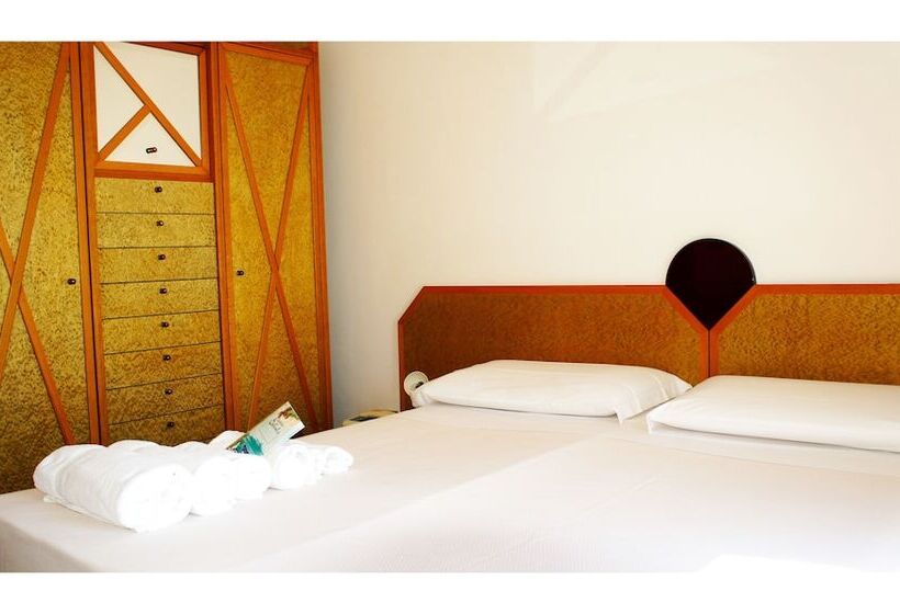 חדר סטנדרט לשלושה עם נוף לגינה, Albergo Palazzo