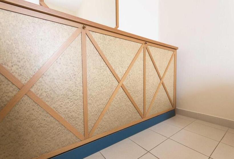 חדר סטנדרט לשלושה עם נוף לגינה, Albergo Palazzo