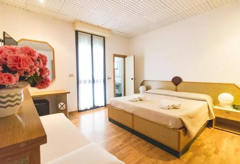 庭の見えるスタンダードトリプルルーム, Albergo Palazzo