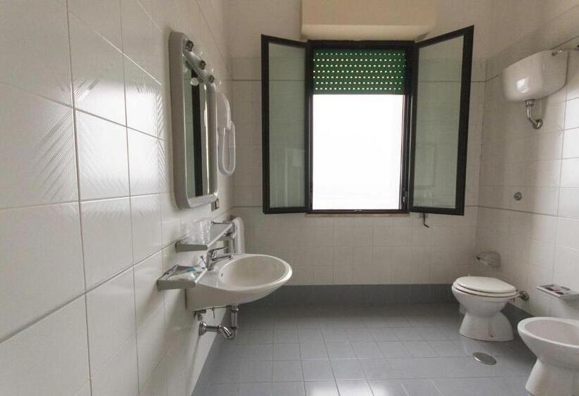 חדר סטנדרט לארבעה נוף לים, Albergo Palazzo