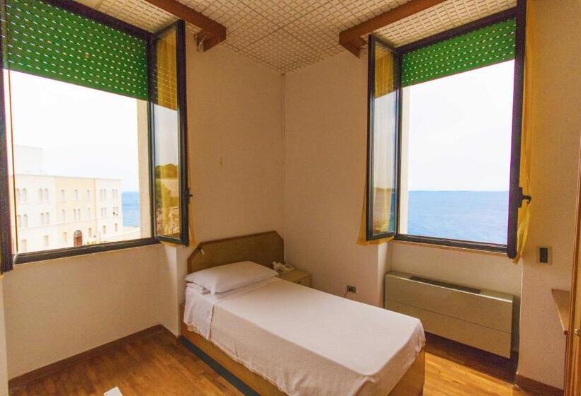 חדר סטנדרט לארבעה נוף לים, Albergo Palazzo