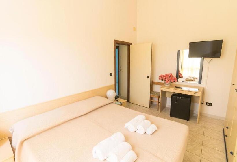 חדר לארבעה סטנדרטי עם נוף לגינה, Albergo Palazzo