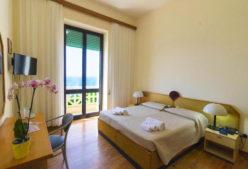 חדר סטנדרט נוף לים עם מרפסת, Albergo Palazzo