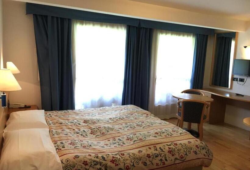 Номер Стандарт Вид на Сад, Garni Enrosadira