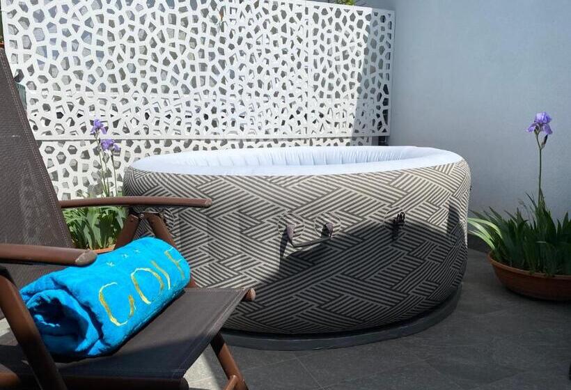 سوییت با چشم‌انداز دریا, Golf