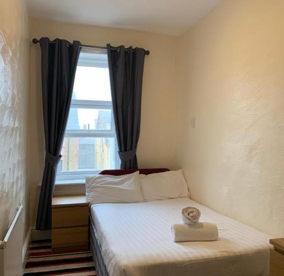 חדר אקונומי, OYO Wave Crest