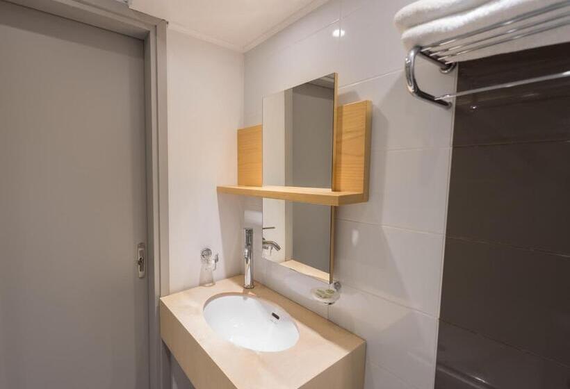 اتاق خانوادگی با چشم‌انداز باغ, Poseidon